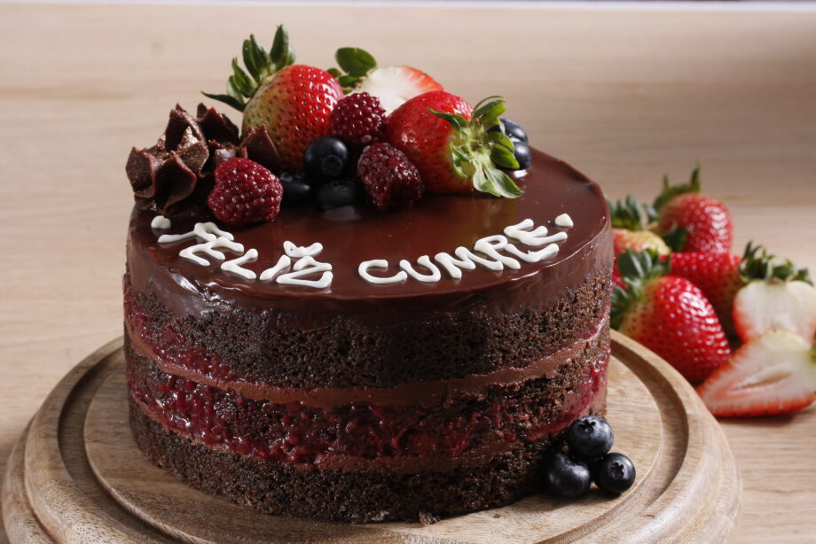 TORTA FRIA DE CHOCOLATE Y FRUTOS ROJOS
